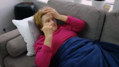 Büyükannenin başı ağrıyor. Seçici odaklanma. İnsanlar.