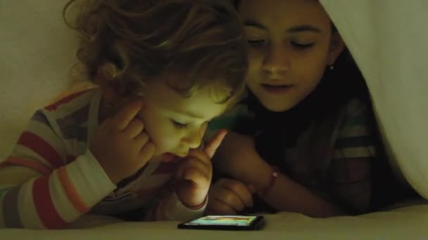 Yorganın Altındaki Çocuk Yatakta Telefonla Oynuyor Seçici Odaklanma Çocuk — Stok video