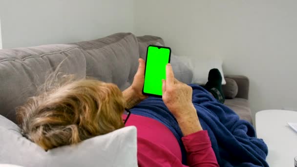 Oude Vrouw Kijk Naar Tablet Groene Achtergrond Selectieve Focus Groen — Stockvideo