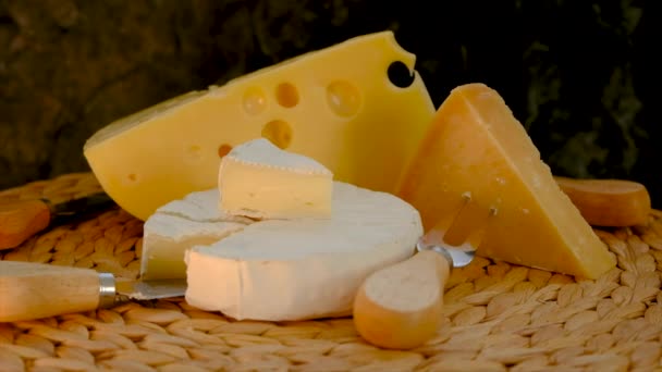 Verschiedene Käsesorten Auf Dem Tisch Selektiver Fokus Lebensmittel — Stockvideo
