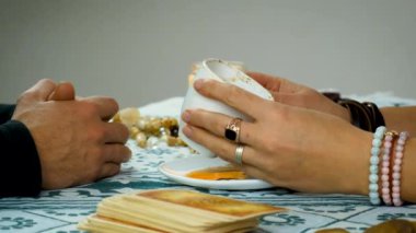 Kahve falı falcısına fal baktırmak. Seçici odaklanma. Yiyecek..