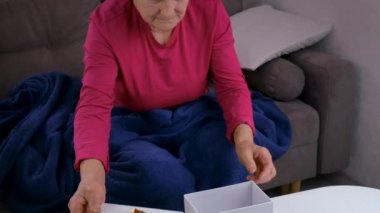 Yaşlı bir kadına hediye olarak para veriliyor. Seçici odaklanma. İnsanlar.