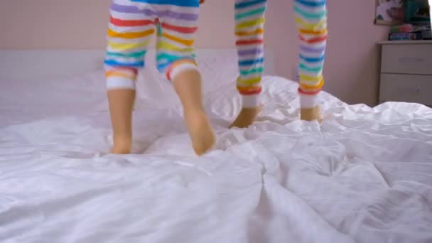 Ребенок Прыгать Побалуйте Себя Подушки Кровати Избирательный Фокус Ребенок — стоковое видео