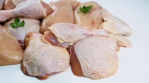 軽い背景で鶏の肉 選択的集中 食べ物 — ストック動画
