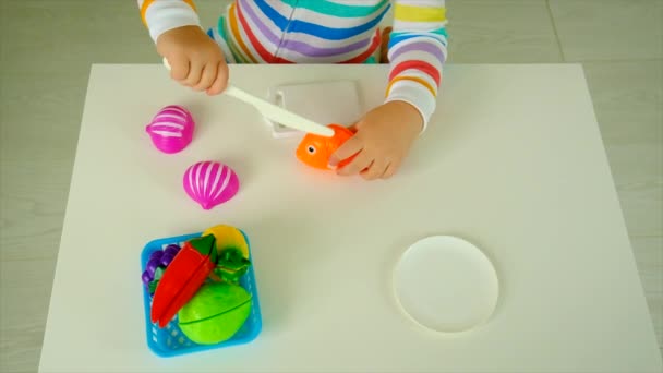 Bambino Sta Giocando Cucina Preparandosi Mangiare Concentrazione Selettiva Ragazzo — Video Stock
