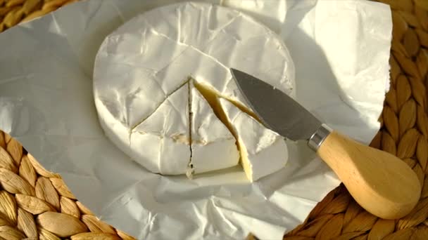 テーブルの上にチーズを盛り付けます 選択的フォーカス 食べ物 — ストック動画