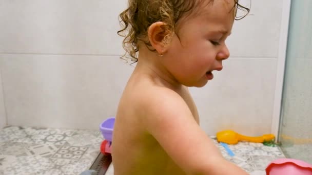 Dziecko Płacze Pod Prysznicem Wybiórcze Skupienie Dzieciaku — Wideo stockowe