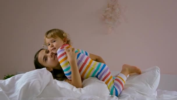Çocuk Yatakta Yastıklara Sarılıyor Seçici Odaklanma Çocuk — Stok video