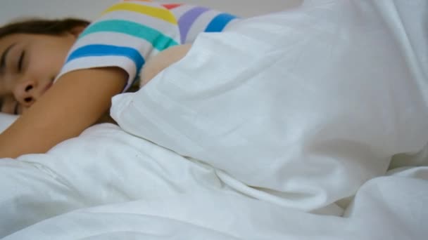 Criança Dorme Cama Pela Manhã Foco Seletivo Miúdo — Vídeo de Stock