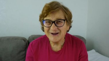 Yaşlı olan kameraya konuşuyor. Seçici odaklanma. İnsanlar.
