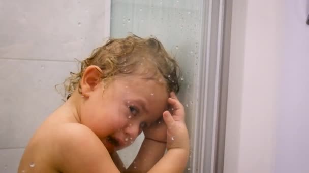 子供はシャワーを浴びて泣いている 選択的フォーカス キッド — ストック動画