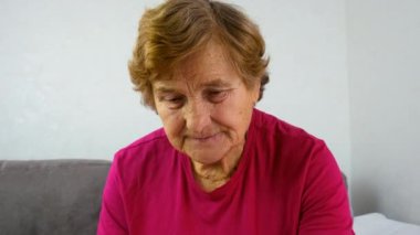 Yaşlı bir kadın kahve içiyor. Seçici odaklanma. İç..