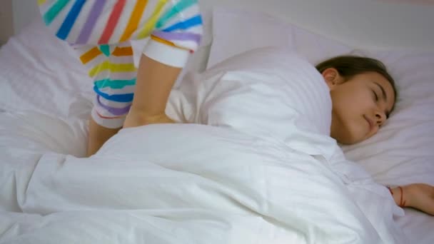 Παιδί Κοιμάται Στο Κρεβάτι Πρωί Επιλεκτική Εστίαση Παιδί — Αρχείο Βίντεο