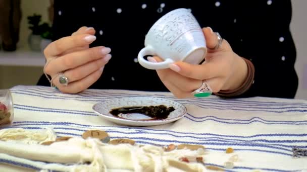 Bir Falcı Kahve Telvesinde Fal Bakar Seçici Odaklanma Kadın — Stok video