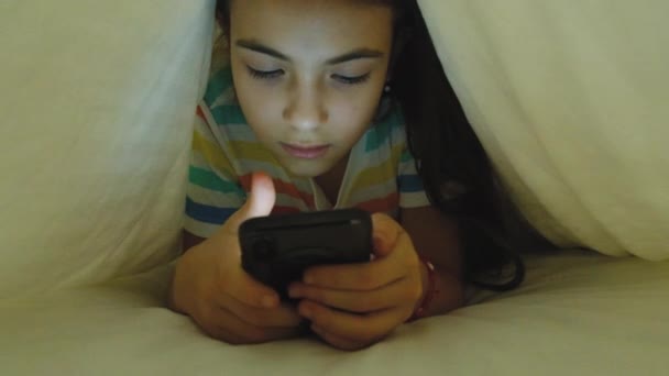 Barnet Dynen Leger Telefonen Sengen Selektiv Fokus Knægt – Stock-video