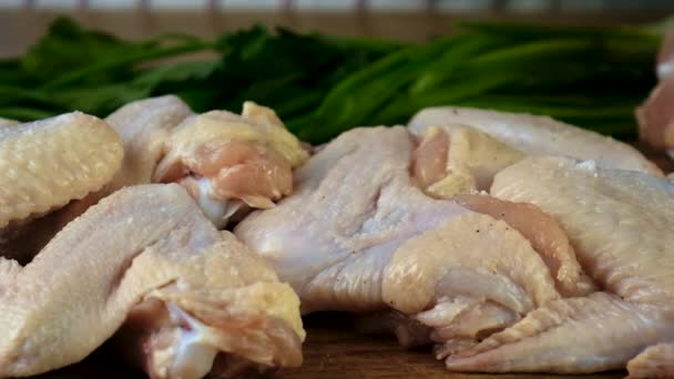 鶏の肉を選ぶ女性 選択的集中 食べ物 — ストック動画