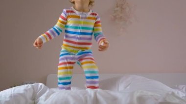 Çocuk yatakta yastıklara sarılıyor. Seçici odaklanma. çocuk.