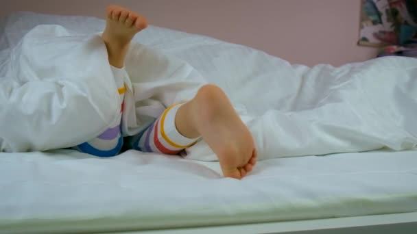 Детские Ноги Одеяло Избирательный Фокус Ребенок — стоковое видео