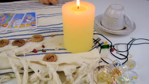 Ταμίας Διαβάζει Κάρτες Ταρώ Επιλεκτική Εστίαση Μαγεία — Αρχείο Βίντεο