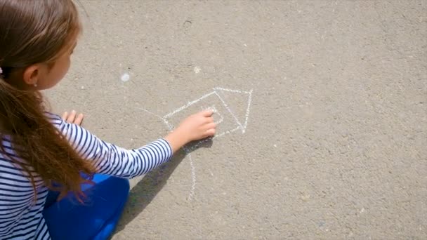 Çocuk Kaldırıma Tebeşirle Çiziyor Seçici Odaklanma Çocuk — Stok video