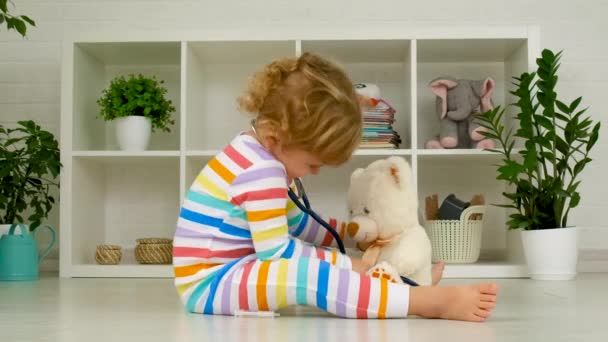 子供は熊を扱う 選択的フォーカス キッド — ストック動画