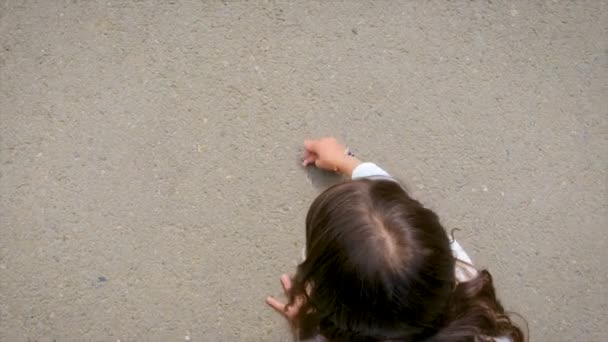 Çocuk Kaldırıma Tebeşirle Çiziyor Seçici Odaklanma Çocuk — Stok video