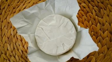 Masada peynirli krema var. Seçici odaklanma. Yiyecek..