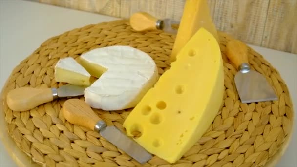 Διαφορετικό Τυρί Στο Τραπέζι Επιλεκτική Εστίαση Τρόφιμα — Αρχείο Βίντεο