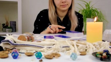 Bir falcı tarot kartlarıyla okur. Seçici odaklanma. Kadın.