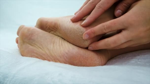 Ξηρό Δέρμα Γυναικείων Ποδιών Επιλεκτική Εστίαση Άνθρωποι — Αρχείο Βίντεο
