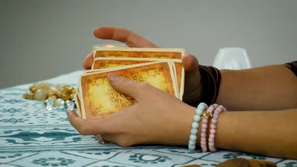 Keberuntungan Mengatakan Pada Kartu Tarot Peramal Teller Fokus Selektif Orang — Stok Video