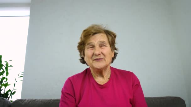 Γέρος Μιλάει Στην Κάμερα Επιλεκτική Εστίαση Άνθρωποι — Αρχείο Βίντεο