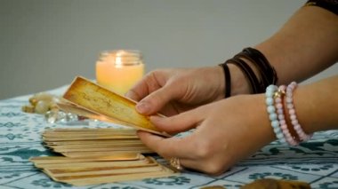 Falcı tarot kartlarında falcılık. Seçici odaklanma. İnsanlar.