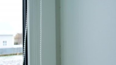 Pencere yamacında mantar var. Seçici odaklanma. ev.