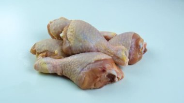 Hafif arka planda tavuk eti. Seçici odaklanma. yiyecek.