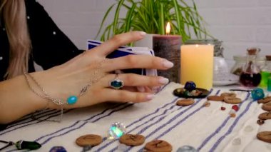 Bir falcı tarot kartlarıyla okur. Seçici odaklanma. Kadın.