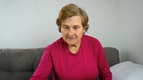 Een Oude Vrouw Drinkt Vakantie Wijn Selectieve Focus Mensen — Stockvideo