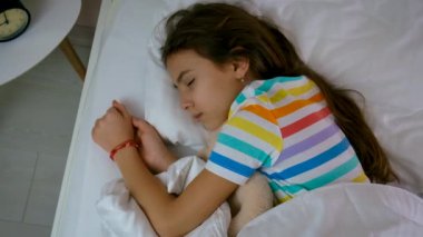 Çocuk sabahları yatakta uyur. Seçici odaklanma. Çocuk.