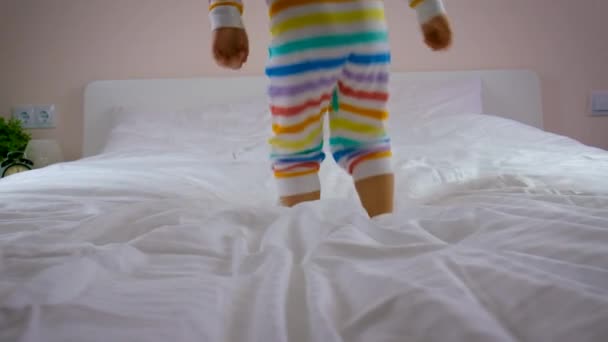 Kinder Hüpfen Kissen Auf Dem Bett Selektiver Fokus Kind — Stockvideo