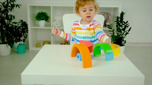 Bambino Raccoglie Arcobaleno Costruttore Concentrazione Selettiva Ragazzo — Video Stock