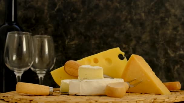 桌子上有不同的奶酪有选择的重点 — 图库视频影像