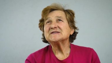 Yaşlı olan kameraya konuşuyor. Seçici odaklanma. İnsanlar.