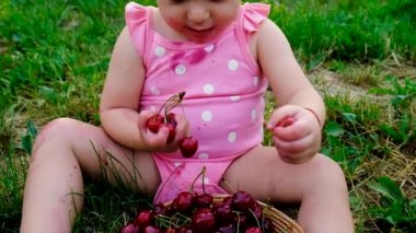 Çocuk bahçede kiraz yiyor. Seçici odaklanma. Çocuk.