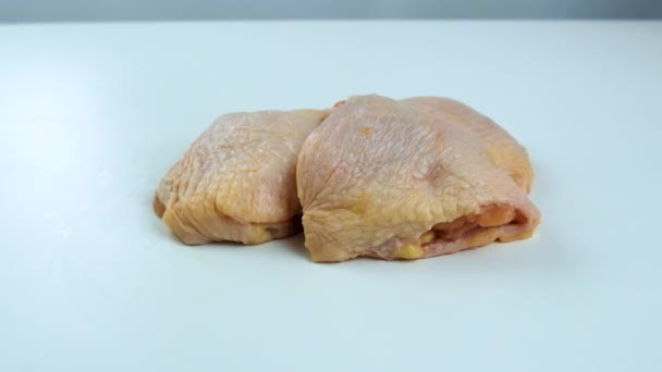 Hühnerfleisch Auf Hellem Hintergrund Selektiver Fokus Lebensmittel — Stockvideo