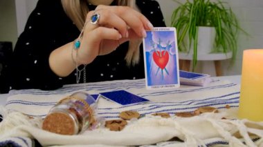 Bir falcı tarot kartlarıyla okur. Seçici odaklanma. Kadın.