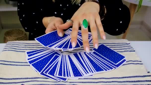 占い師の女性はタロットカードを読む 選択的フォーカス — ストック動画