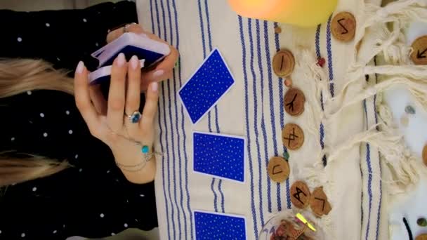 占い師の女性はタロットカードを読む 選択的フォーカス — ストック動画