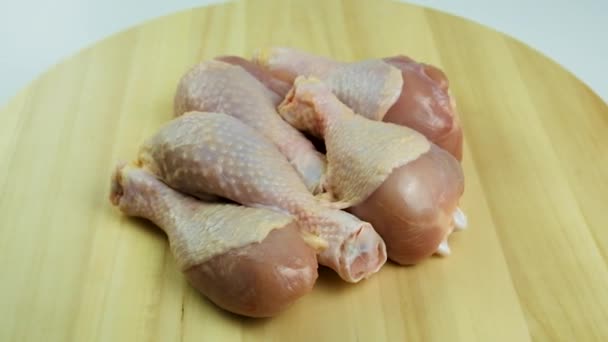 軽い背景で鶏の肉 選択的集中 食べ物 — ストック動画