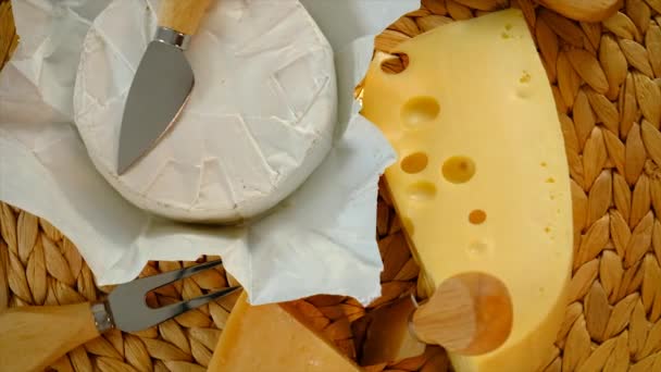 テーブルの上の別のチーズ 選択的フォーカス 食べ物 — ストック動画