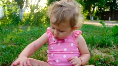 Çocuk bahçede kiraz yiyor. Seçici odaklanma. Çocuk.